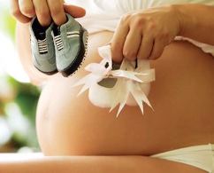 Что подарить беременной подруге?