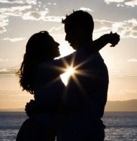 Что подарить девушке на год отношений?