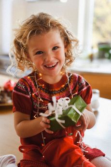 Что подарить дочке на 8 марта?