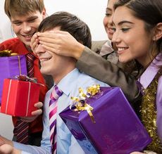 Что подарить коллеге на 23 февраля?