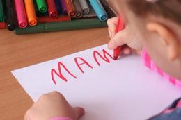 Ребенок пишет письмо маме