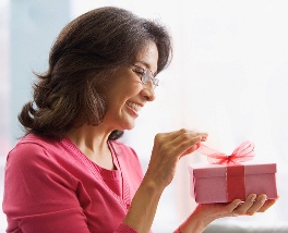 Что подарить маме на 65 лет?