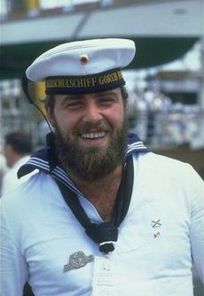 Что подарить моряку?