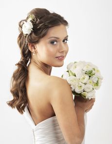 Что подарить на свадьбу сестре?