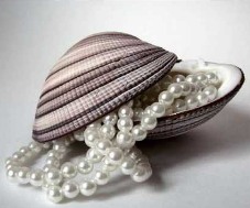 Что подарить на жемчужную свадьбу?