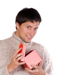 Что подарить парню на месяц отношений?