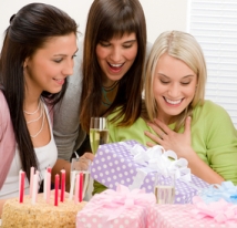 Что подарить подруге на юбилей?