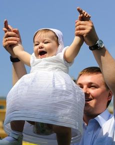 Что подарить ребенку на крестины?