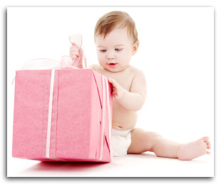 Счастливый ребенок с подарком