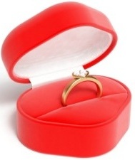 Как подарить девушке кольцо?