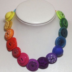 Браслет и бусы из пуговиц для мамы