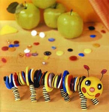 Гусеница из пуговиц