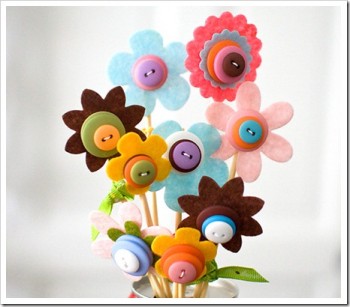 Большой букет из цветов-пуговиц