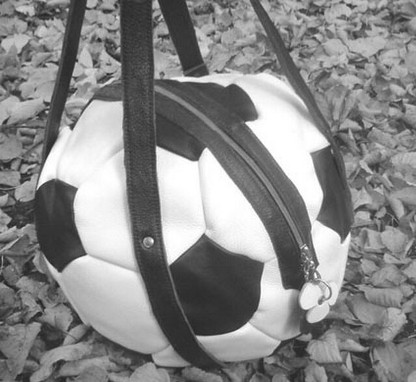 Сумка в виде футбольного мяча для мужчины