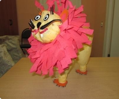 Лев из пластиковых бутылок