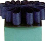 Подарок с красивым бантом