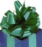 Подарок оформлен пушистым бантом